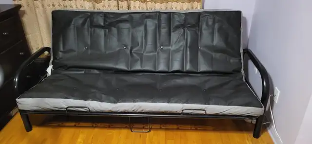 Canapé-lit en très bon état – Double usage in Couches & Futons in City of Montréal - Image 2