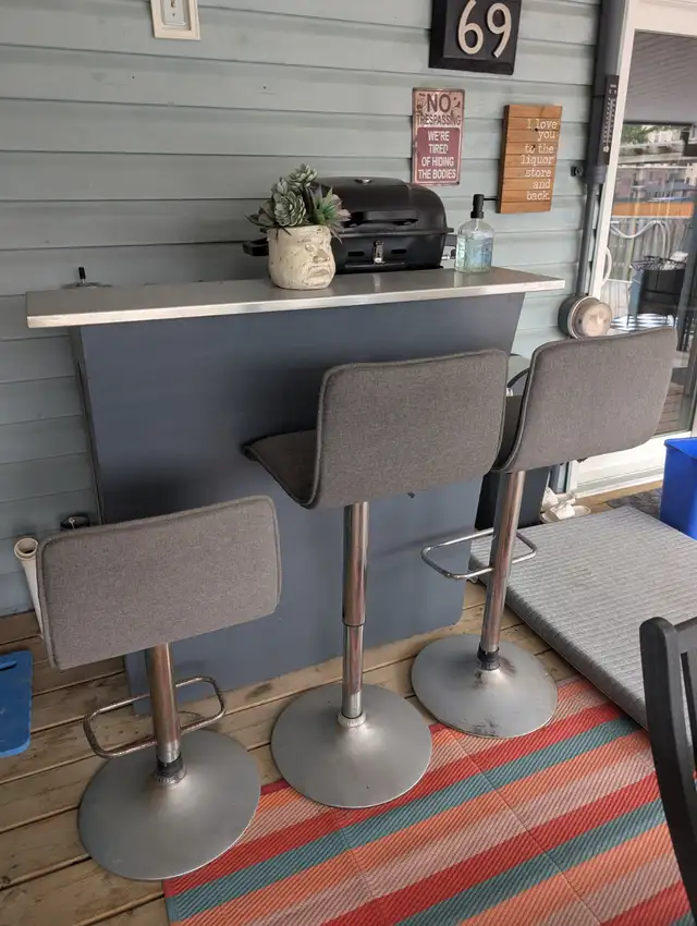 Three adjustable bar stools513540523599472642