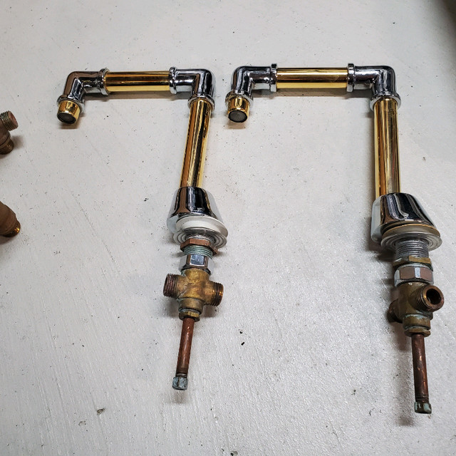 EUC Brass Faucet Fixtures (2 sets) in Bathwares in Markham / York Region - Image 3