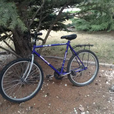 21 speed Frame size measured 18” Tire size: 26 It works very well