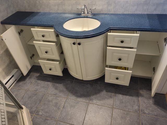 Comptoir avec rangement pour salle de bain dans Armoires et revêtements de comptoir  à Ville de Montréal - Image 2