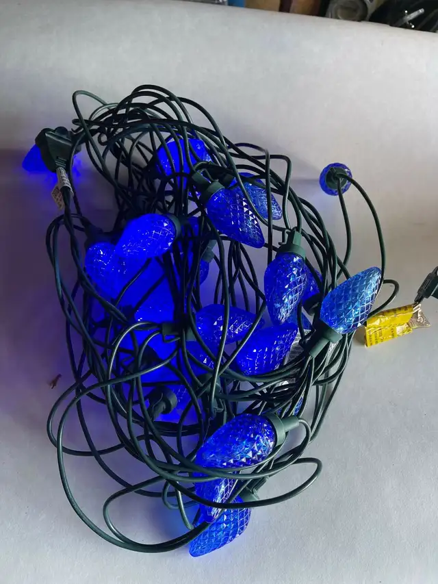 X’max LED light blue 25 count x 2” in Outdoor Lighting in City of Toronto - Image 2