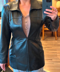 Black Ladies Danier Leather Jacket Size Medium (10)