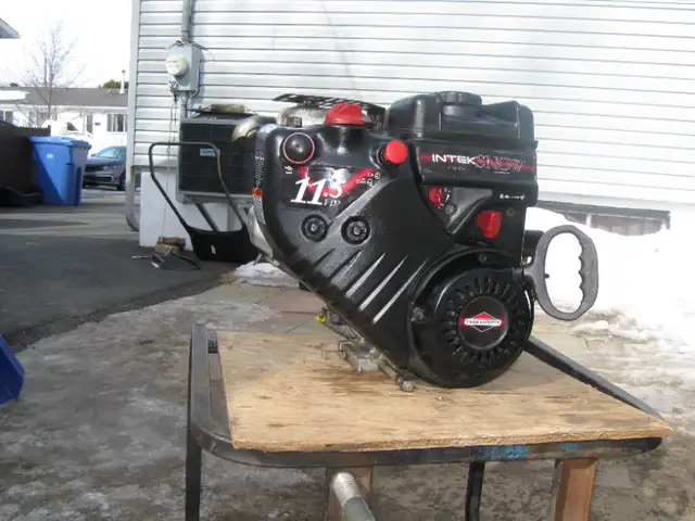 moteur de souffleuse ariens 11.5 H.P. - shaft 1 pouce briggs str in Lawnmowers & Leaf Blowers in Laval / North Shore - Image 6