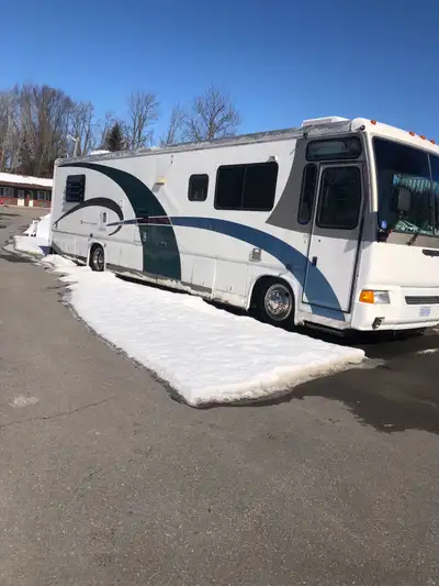 1998 scenic cruiser by Gulf Stream. Equipped with Cummins 325 HP turbo diesel motor and Allison 6 sp...