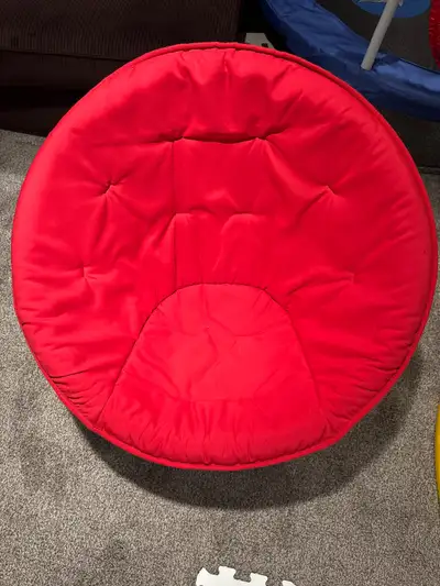 Add a pop of colour and comfort to any room with this vibrant red papasan chair, perfect for loungin...