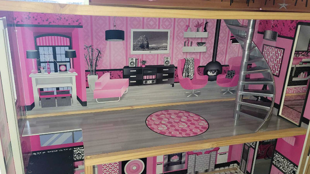 Doll House  in Toys & Games in Sudbury - Image 2