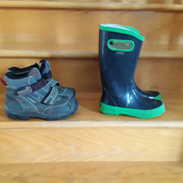 Bottes Yeti gr12,gr3.Souliers gr13,gr1,gr1.5,gr2.Manteau Gusti 6 in Kids & Youth in West Island - Image 2