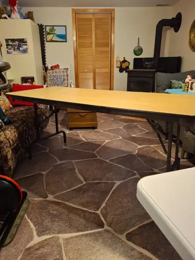 Table en simili bois de 6pi. X2pi. et demi à pattes pliantes ., View more