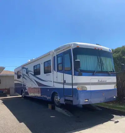 • 330 Cummins Diesel Engine • 6-Speed Allison Transmission • Roadmaster Chassis • 40 Foot Coach • 2...