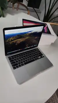 Macbook M1 8Gb ram 512 ssd and editing programs included