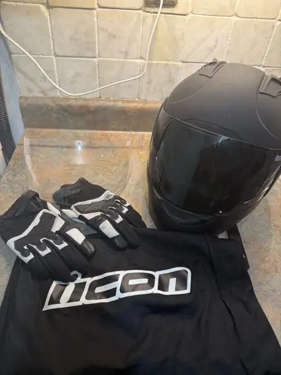 Comes with tinted and clear visor. Never been dropped and never been in an accident As shown in last...