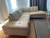 Sectional with ottoman - Sectionel avec rangement