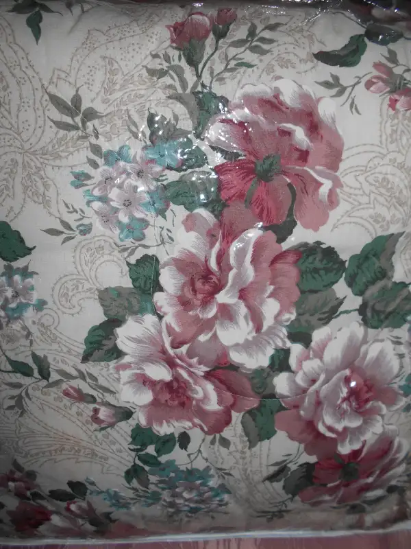 Springmaid queen comforters in Bedding in Mississauga / Peel Region - Image 8