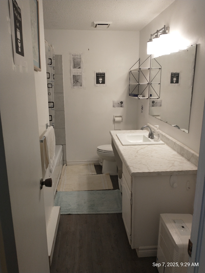 Please message with details about yourself if you’re interested in this room. Prime Location near Al...
