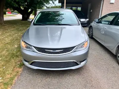 Chrysler 200 2015 tres propre 2,4 l un seul proprio 26,000 kl 4 pneus hiver sur jante