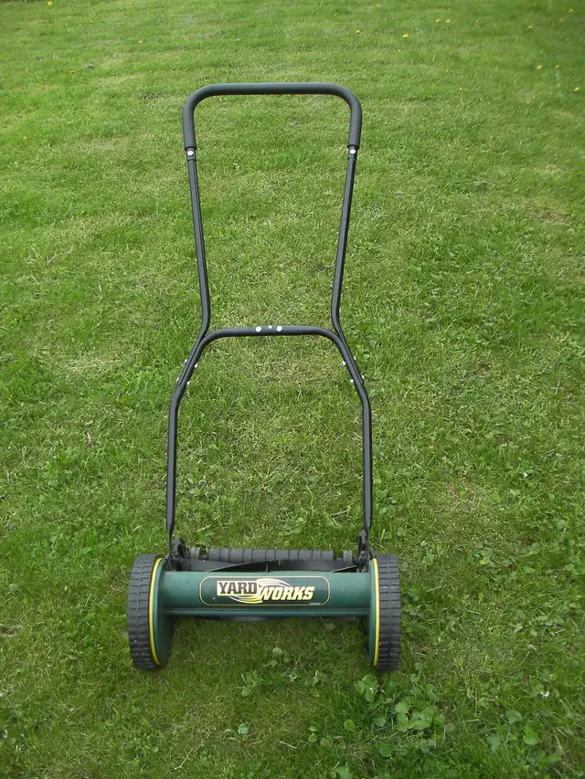 YARDWORKS PUSH LAWNMOWER in Lawnmowers & Leaf Blowers in City of Toronto - Image 2