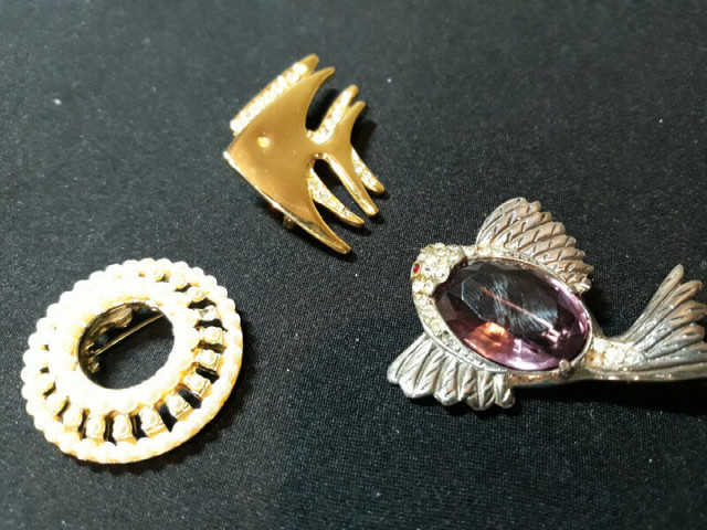 Various Costume jewellery Brooch in Jewellery & Watches in Banff / Canmore