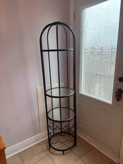 Belle étagère en métal et tablette en verre et « porte bouteille » en bas.
