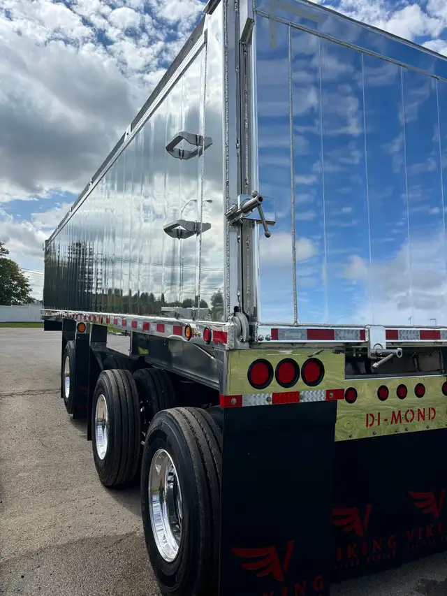 2026 Viking Tri-Axle Gravel End Dump in Heavy Equipment in Hamilton - Image 6