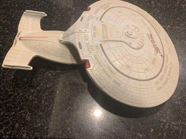 Star Trek Enterprise  Model Assembled -14" x 11" in Arts & Collectibles in City of Halifax - Image 4