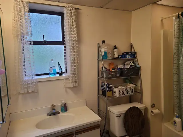 Furnished bedroom in Burnaby in Room Rentals & Roommates in Burnaby/New Westminster - Image 5