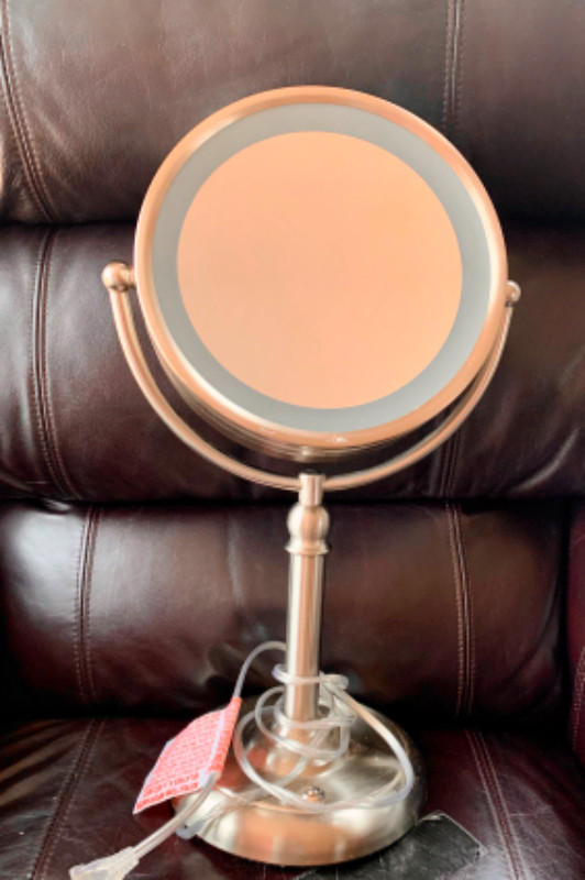 Miroir grossissant à maquillage, lumineux dans Autre  à Laval/Rive Nord