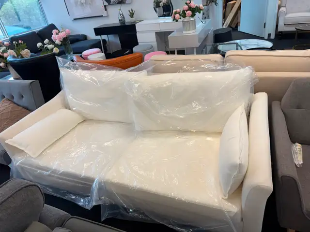 Brand new white sofa63793683318913121