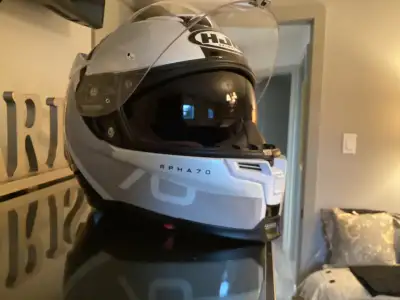 Haute qualité avec visière soleil intégré Valeur 800 et + neuf Vente rapide 200 Raison de la vente :...