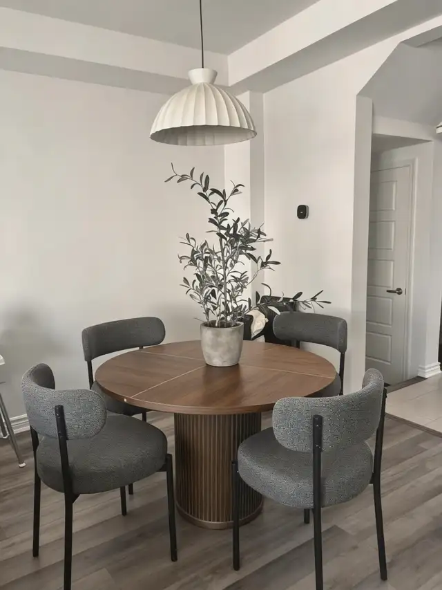 47" round dining table  in Dining Tables & Sets in Markham / York Region - Image 3