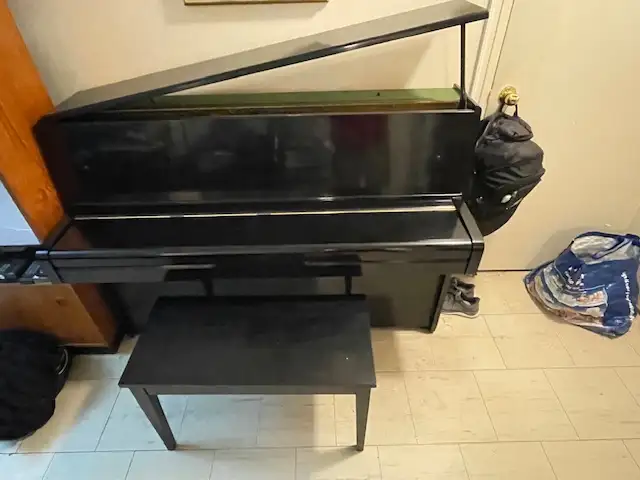 Yamaha Piano. Full size. 88 keys. With storage bench. in Pianos & Keyboards in City of Toronto - Image 4
