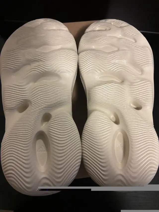 Yeezy Foam Runner Sand size 11 in Men's Shoes in City of Toronto - Image 8