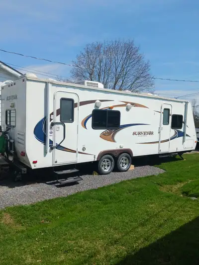 2010 26 ft Forest River Surveyor Eco Lite Edition. 4000 / 5000 with water has two 30 lb Propane tank...