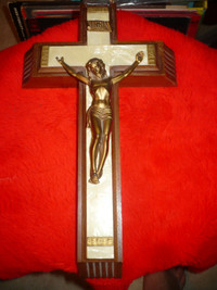 Vintage Crucifix en bois qui a un creux intérieur avec glissière