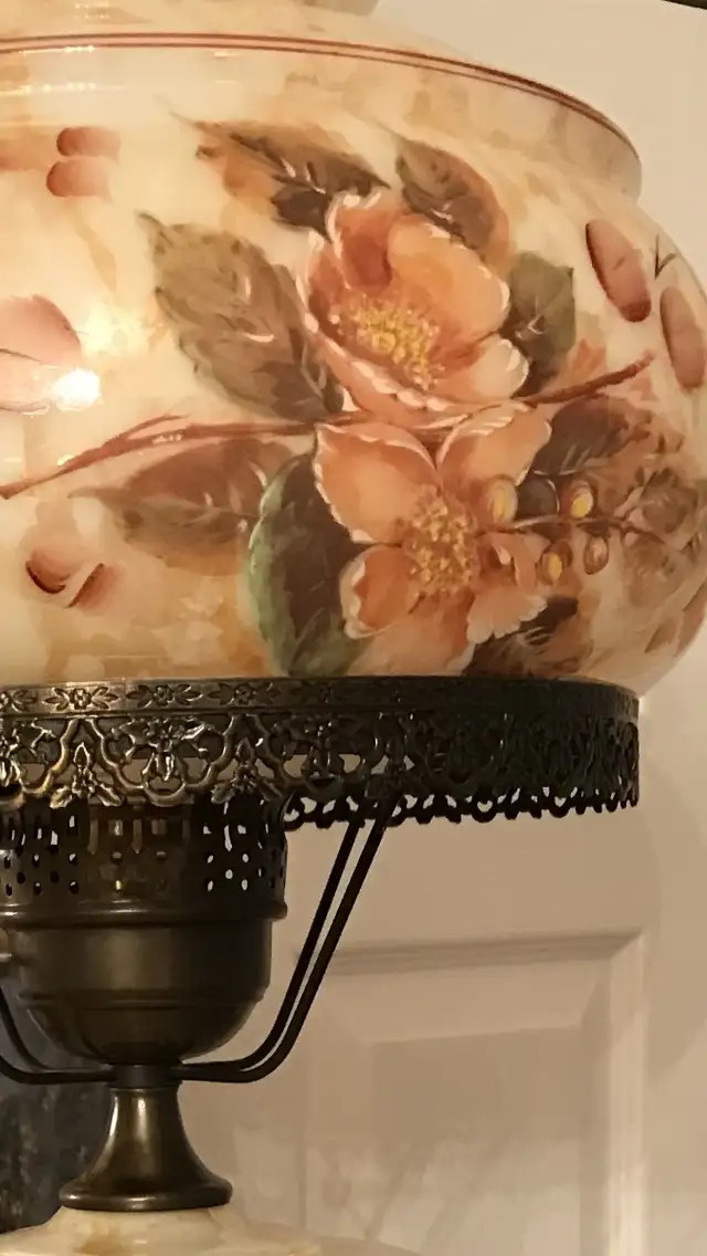 Beautiful Glass Lamp, Vintage in Indoor Lighting & Fans in City of Montréal - Image 7