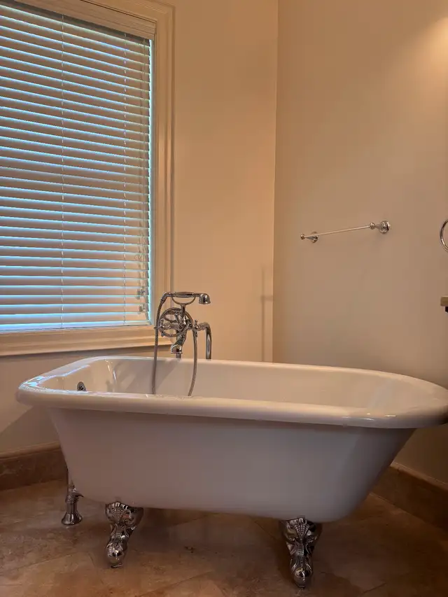 Clawfoot freestanding Bathtub in Plumbing, Sinks, Toilets & Showers in City of Toronto - Image 4