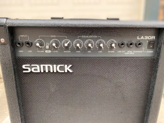 Guitar Amp – Samick LA30R 2-channel guitar combo with reverb.62863733459458123