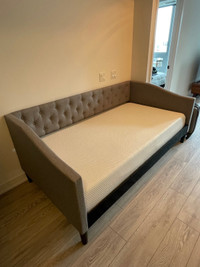 Twin daybed with memory foam mattress included