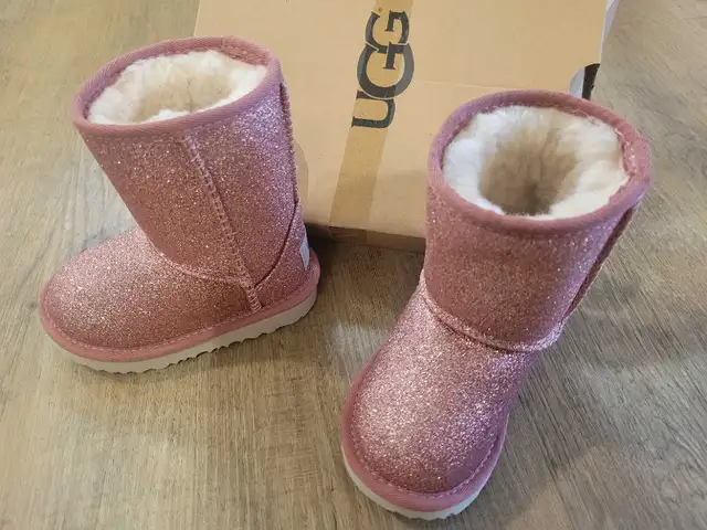 UGG Glitter Boots in Kids & Youth in Mississauga / Peel Region - Image 4