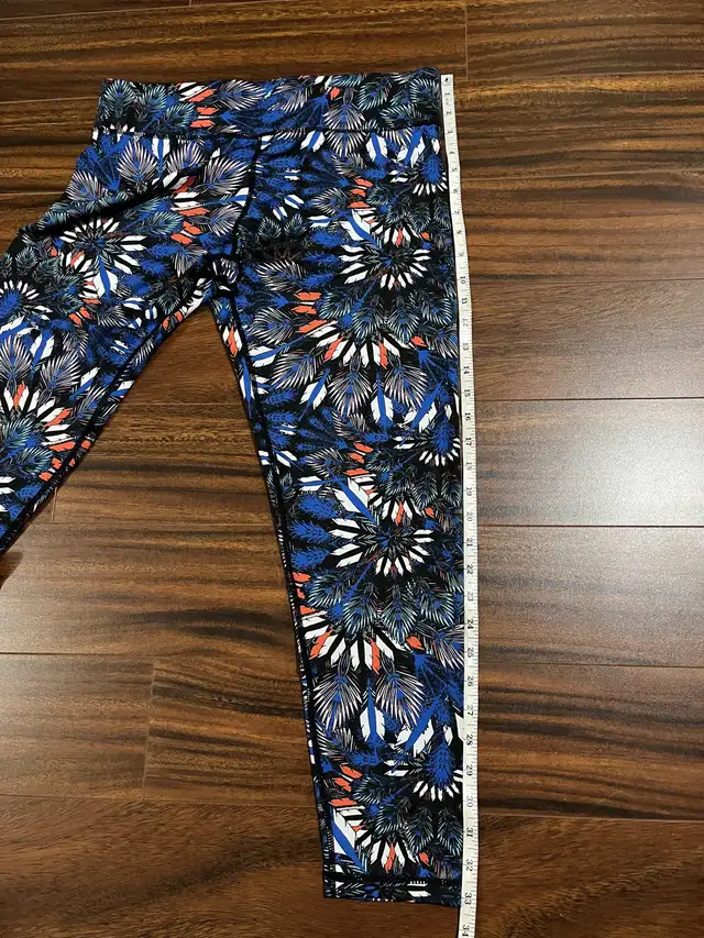 MINKPINK women’s large Move 7/8 leggings feather leaf print blue in Women's - Bottoms in Oshawa / Durham Region - Image 10