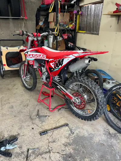 Very clean low hour 2022 . Roughly 50 hrs on the bike. Oil changed every 5 hours, air filter cleaned...