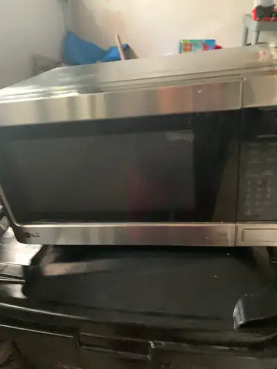 Microwave not working . Good for parts or somebody can fix it, View more