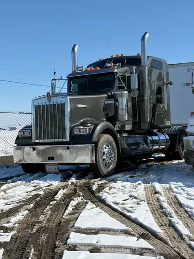 2014 Kenworth W900L 1752476 Km , 10225 HR. Super-B spec. Engine swapped out with pre emission CAT 6N...