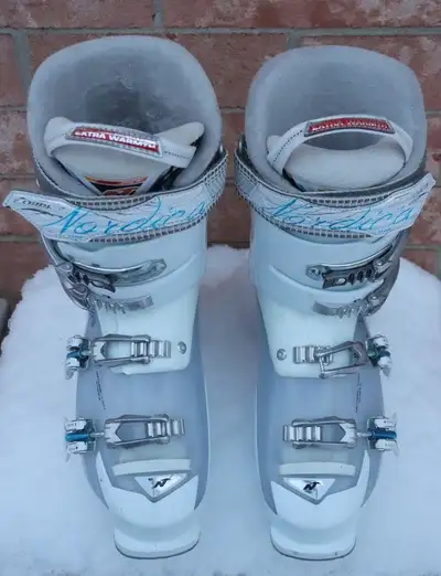 Nordica women's ski boots 26.5 / US 8.5-9 Sport Machine, View more