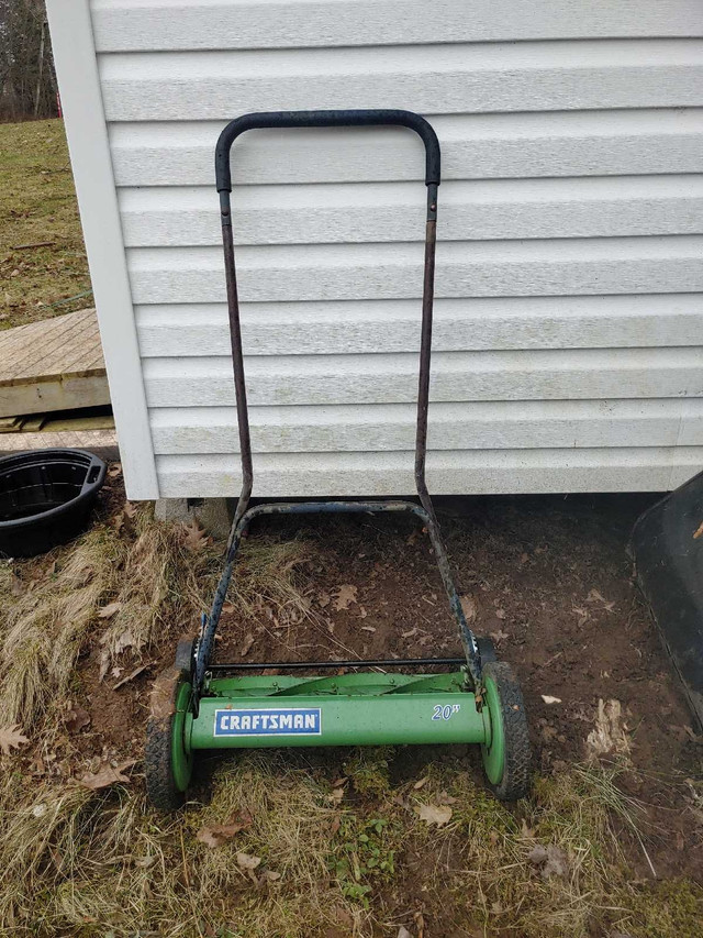 Reel lawn mower  in Lawnmowers & Leaf Blowers in Moncton