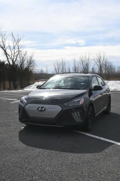 Je vends ma Hyundai Ioniq électrique, année 2020 version Ultimate - 98 000 km. Les avantages : - Trè...