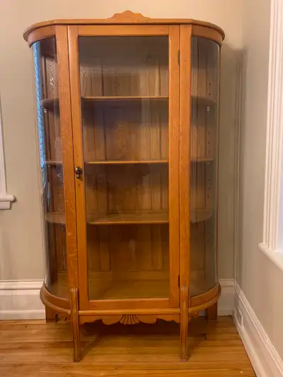 Meuble Curio antique en chêne Dimensions: Largeur 39 " / 99 cm Hauteur 62" / 157 cm Profondeur 15" /...