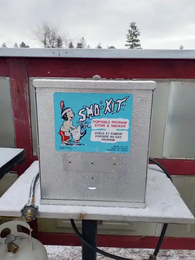 This pre-owned Smo-Kit Portable Propane Stove & Smoker is a versatile, Canadian-made outdoor cooking...
