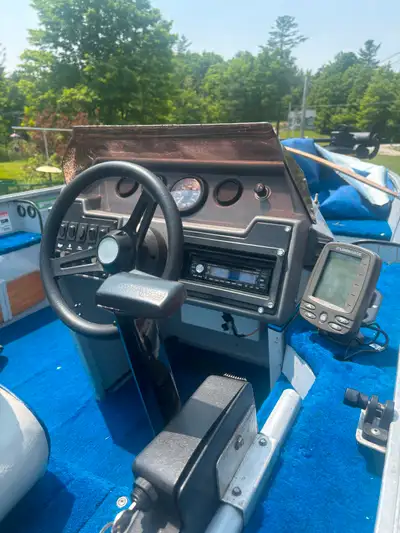 Bateau en bon état moteur 45 force 2 temps avec trim et trim plate .moteur électrique minnkota 80lbs...
