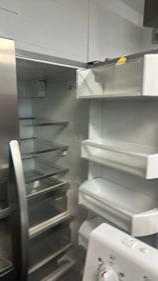 Frigidaire Refrigerator in Refrigerators in City of Montréal - Image 3